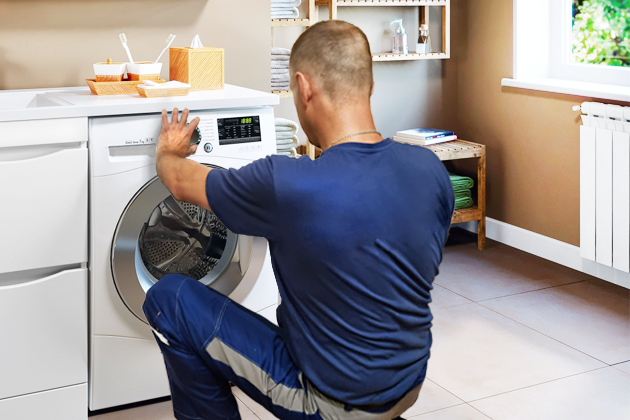 Устанавливаем и подключаем бытовую технику.